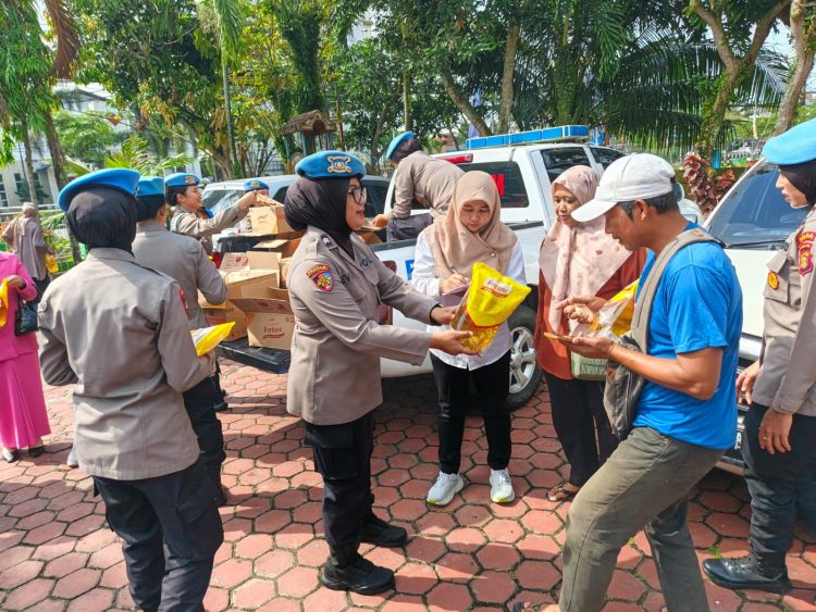 Polwan Polda Kaltim Hadir dengan Kepedulian, Salurkan Bantuan untuk Warga Balikpapan