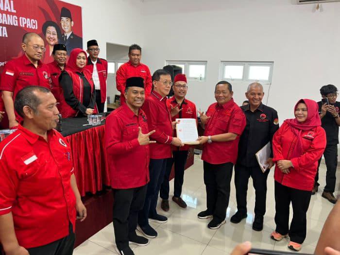 PDI PERJUANGAN Sumut Serahkan SK DPC Medan, Rapidin: Keputusan Tidak Hanya Untuk Medan, Tapi Mencakup Beberapa DPC Lainya