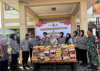 Polwan Polda Kaltim dan Bhayangkari Tebarkan Empati, Salurkan Bantuan Beras Bagi Warga Lamaru