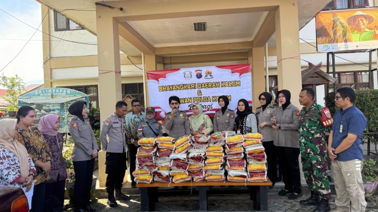 Polwan Polda Kaltim dan Bhayangkari Tebarkan Empati, Salurkan Bantuan Beras Bagi Warga Lamaru