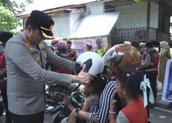 Dihentikan Polisi, Warga Gowa Malah Dapat Helm Gratis: Aksi Humanis Polantas Tuai Pujian