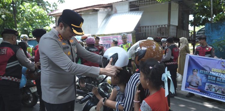 Dihentikan Polisi, Warga Gowa Malah Dapat Helm Gratis: Aksi Humanis Polantas Tuai Pujian