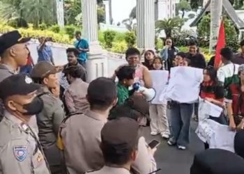 DEMO MEMBARA DI SIANTAR! Massa Tembus Barikade, Sekda Junaedi Sitanggang Didemo Habis-habisan 