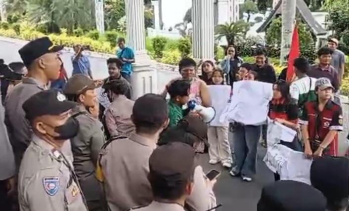 DEMO MEMBARA DI SIANTAR! Massa Tembus Barikade, Sekda Junaedi Sitanggang Didemo Habis-habisan