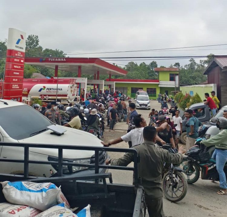 Krisis BBM di Wahau Kutim: Warga Serbu SPBU, Harga Melambung hingga Rp20 Ribu per Liter Dipengecer