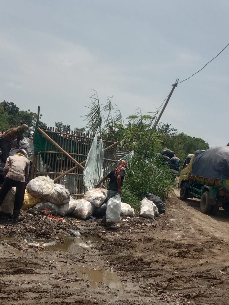 Dugaan Upeti Rp300 Ribu Per Truk, TPA Liar di Sukadiri Diduga Milik Oknum ASN