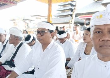 Penganyar Tuntas di Pura Besakih, AKDBA Buleleng Pererat Ikatan Spiritual dan Kekeluargaan