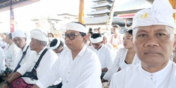 Penganyar Tuntas di Pura Besakih, AKDBA Buleleng Pererat Ikatan Spiritual dan Kekeluargaan
