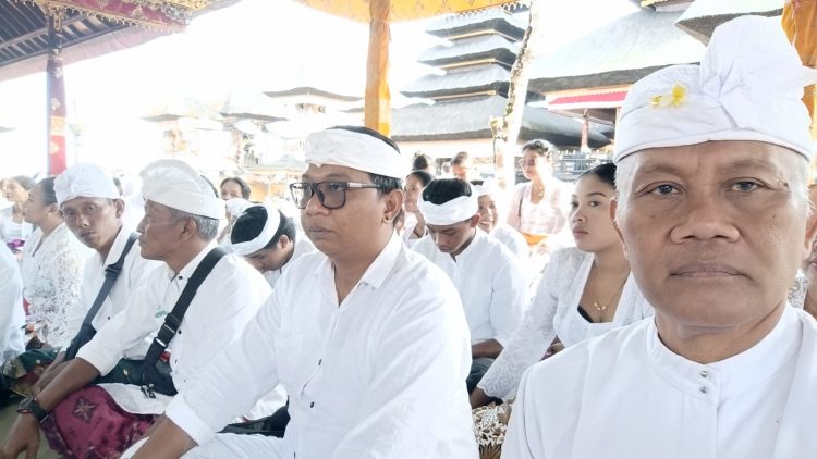 Penganyar Tuntas di Pura Besakih, AKDBA Buleleng Pererat Ikatan Spiritual dan Kekeluargaan