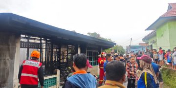 Sigap dan Humanis, Brimob Berau Bantu Padamkan Kebakaran Rumah Warga