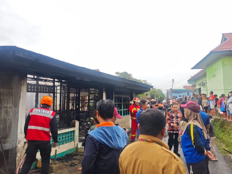 Sigap dan Humanis, Brimob Berau Bantu Padamkan Kebakaran Rumah Warga