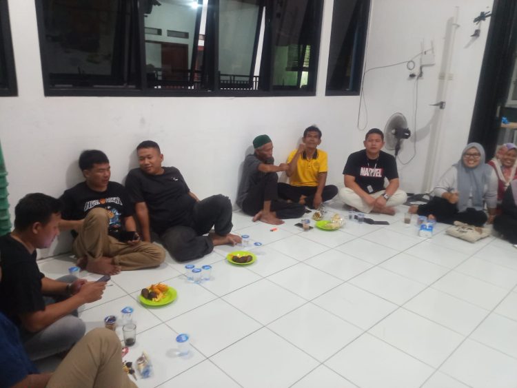 Kalau izin bisa diurus sambil jalan, kenapa enggak? Yang penting warga kebagian internet bagus.