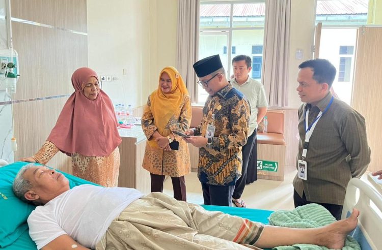 Wujud Kepedulian, Kakanwil Kemenhaj Sumut Tinjau dan Besuk Jemaah Haji Transit di Kualanamu