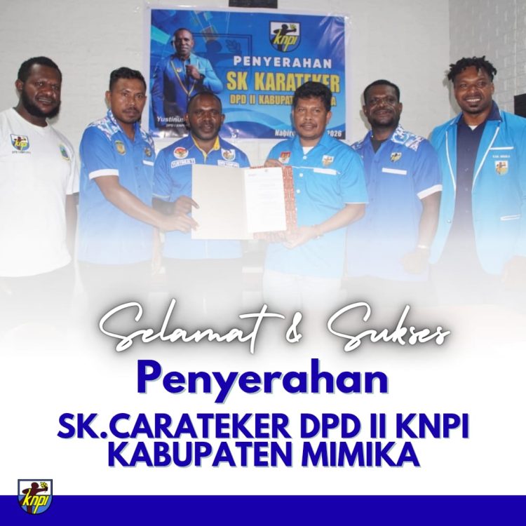 Akhiri Dualisme, KNPI Papua Tengah Serahkan SK Karateker Mimika ke Arden Temorubun