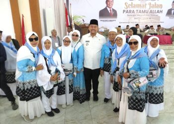 Dilepas Bupati, Calhaj Kloter 4 Menuju KNIA, Jemaah Batubara Terima Uang Saku