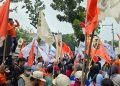 Pengamanan Berlangsung Humanis, Massa Partai Buruh Beri Bunga Ke Petugas