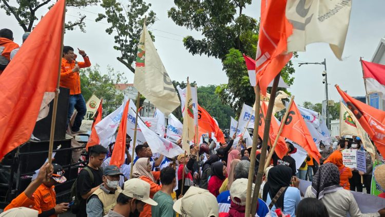Pengamanan Berlangsung Humanis, Massa Partai Buruh Beri Bunga Ke Petugas