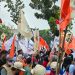 Pengamanan Berlangsung Humanis, Massa Partai Buruh Beri Bunga Ke Petugas