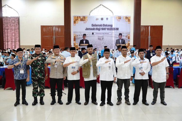 Kakanwil Kemenhaj Sumut Bagikan Kartu Nusuk Kloter 12, Jemaah Diingatkan Jangan Sebar di Medsos