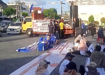 Arus Bawah PDI Perjuangan Kota Yogyakarta, Tuntut Pelunasan THR Pekerja Outsourcing Disdikpora Kota Yogyakarta dalam 2×24 Jam