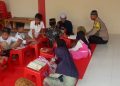 Bhabinkabtibmas tebar kepedulian dampingi anak-anak belajar alquran di polsek selesei
