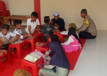 Bhabinkabtibmas tebar kepedulian dampingi anak-anak belajar alquran di polsek selesei