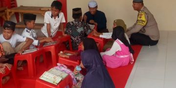 Bhabinkabtibmas tebar kepedulian dampingi anak-anak belajar alquran di polsek selesei