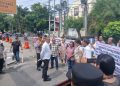 Massa Aksi Keluarga Korban Penganiayaan Brutal Meminta Polrestabes Medan Secepatnya Menyerahkan Tersangka dan Barang Bukti ke Kejaksaan