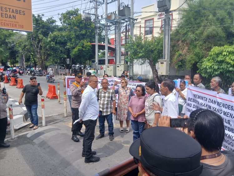 Massa Aksi Keluarga Korban Penganiayaan Brutal Meminta Polrestabes Medan Secepatnya Menyerahkan Tersangka dan Barang Bukti ke Kejaksaan