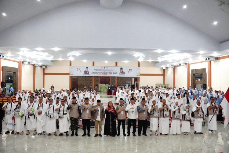 Kakanwil Kemenhaj Sumut Lepas Kloter Terakhir Embarkasi Medan, Ingatkan Jemaah Jaga Kekompakan, Disiplin dan Patuhi Aturan di Tanah Suci