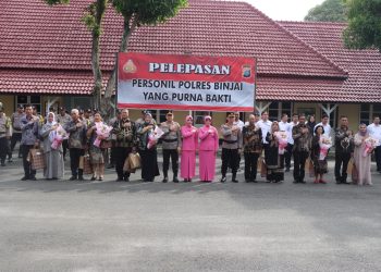 Polres Binjai Lepas Personil Yang Purnabakti Dengan Tradisi Kepolisian
