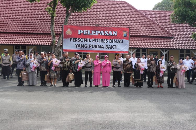 Polres Binjai Lepas Personil Yang Purnabakti Dengan Tradisi Kepolisian