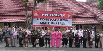 Polres Binjai Lepas Personil Yang Purnabakti Dengan Tradisi Kepolisian