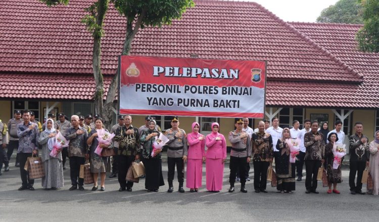 Polres Binjai Lepas Personil Yang Purnabakti Dengan Tradisi Kepolisian