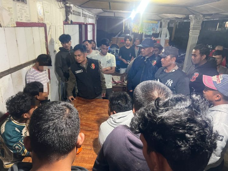 Personel Gabungan Polres Karo Sigap Redam Tawuran Antar Pemuda di Kineppen