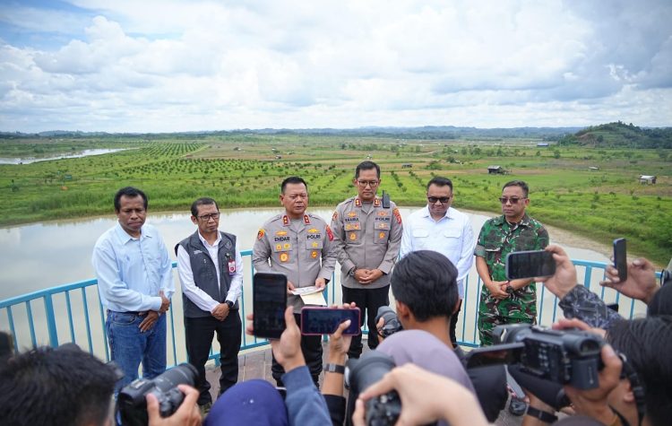 Harmoni Kebersamaan dalam Panen Raya Serentak, Polda Kaltim Perkuat Ketahanan Pangan Nasional