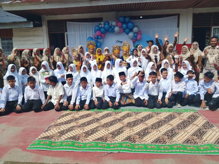 Gelar Acara Perpisahan Murid SDN 003 Peranap Dengan Meriah Serta Dukungan Para Wali Murid Dan Ketua Komite