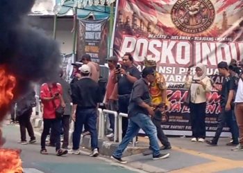 APMKT Kepung Kantor Gubernur Kaltim: “Hak Angket atau Rudi Masud Mundur!”