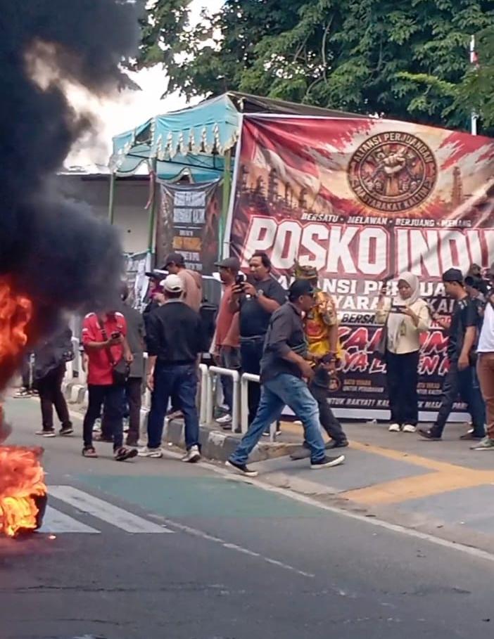 APMKT Kepung Kantor Gubernur Kaltim: “Hak Angket atau Rudi Masud Mundur!”