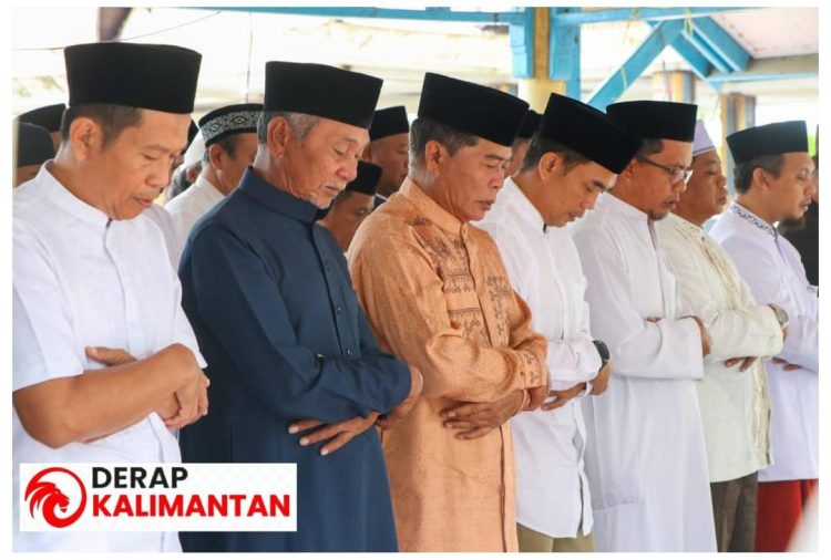 Gubernur Salat Iduladha Bersama Warga, Serahkan Hewan Kurban untuk Masyarakat