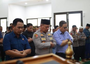 Kapolda Kaltim Sholat Jumat Bersama Warga Sangatta, Perkuat Sinergi dan Kamtibmas di Kutai Timur