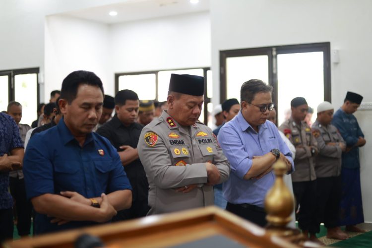 Kapolda Kaltim Sholat Jumat Bersama Warga Sangatta, Perkuat Sinergi dan Kamtibmas di Kutai Timur
