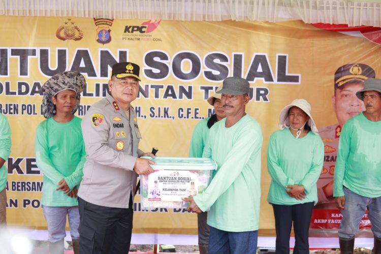 Kapolda Kaltim Serahkan Bansos untuk Petani Bakutor, Dorong Lahan Eks Tambang Jadi Sumber Pangan Produktif