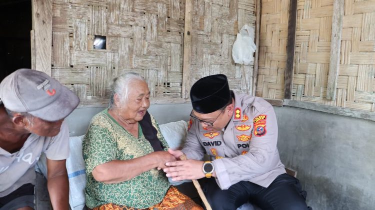 Kapolres Langkat Tunjukkan Kepedulian terhadap Lansia di Secanggang, Humanisme Polri Hadir di Tengah Masyarakat