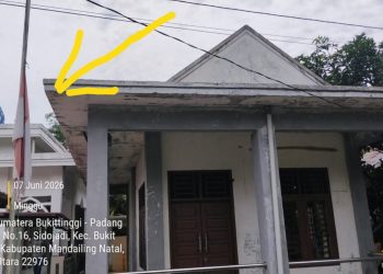 Bendera Merah Putih Setengah Tiang di Kantor Desa Lambou Darul Ihsan Jadi Sorotan Warga Mandailing Natal
