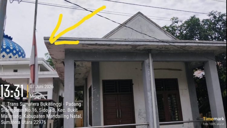Bendera Merah Putih Setengah Tiang di Kantor Desa Lambou Darul Ihsan Jadi Sorotan Warga Mandailing Natal