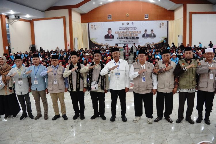 Ketua PPIH dan Bupati Madina Sambut Kepulangan Kloter 06 Debarkasi Medan, Petugas Haji Terima Penghargaan atas Dedikasi Melayani Jemaah