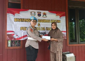 Sentuhan Kepedulian Polwan dan Bhayangkari Kaltim untuk Pekerja Karet Lamaru