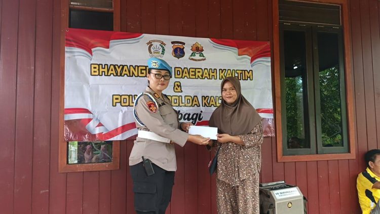 Sentuhan Kepedulian Polwan dan Bhayangkari Kaltim untuk Pekerja Karet Lamaru