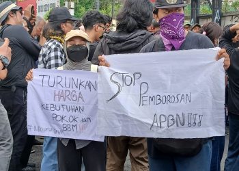RAKYAT DIPAKSA BERHEMAT, ELIT NEGARA TERUS BERPESTA ANGGARAN
